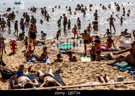Cracovia, Polonia. 21st luglio 2022. La folla è vista rilassarsi su una spiaggia pubblica del lago di Bagry a Kraków mentre l'onda di calore si muove attraverso le parti centrali ed orientali dell'Europa. Credit: SOPA Images Limited/Alamy Live News Foto Stock