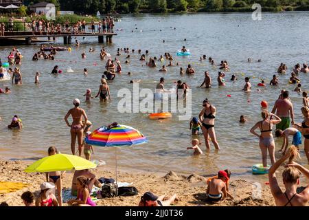 Cracovia, Polonia. 21st luglio 2022. La gente è vista fare il bagno al lago di Bagry a Kraków mentre l'onda di calore si muove attraverso le parti centrali ed orientali dell'Europa. Credit: SOPA Images Limited/Alamy Live News Foto Stock