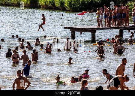 Cracovia, Polonia. 21st luglio 2022. La gente è vista fare il bagno al lago di Bagry a Kraków mentre l'onda di calore si muove attraverso le parti centrali ed orientali dell'Europa. Credit: SOPA Images Limited/Alamy Live News Foto Stock