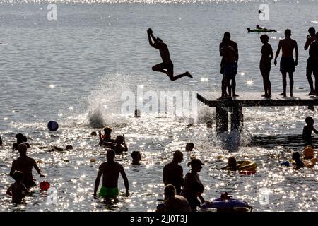 Cracovia, Polonia. 21st luglio 2022. La gente è vista fare il bagno al lago di Bagry a Kraków mentre l'onda di calore si muove attraverso le parti centrali ed orientali dell'Europa. Credit: SOPA Images Limited/Alamy Live News Foto Stock