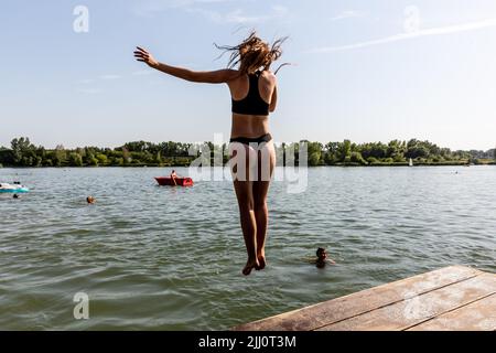 Cracovia, Polonia. 21st luglio 2022. Una donna si tuffa nel lago di Barry a Cracovia mentre l'ondata di calore si muove attraverso le parti centrali e orientali dell'Europa. Credit: SOPA Images Limited/Alamy Live News Foto Stock
