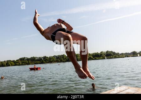 Cracovia, Polonia. 21st luglio 2022. Un uomo salta nel lago di Barry a Cracovia mentre l'ondata di calore si muove attraverso le parti centrali e orientali dell'Europa. Credit: SOPA Images Limited/Alamy Live News Foto Stock