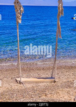 Cute Swing sul mare stupefacente in Ras Shitan, Dahab, Taba, Sinai, Egitto Foto Stock