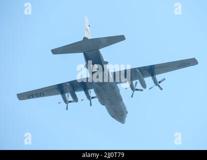 Gli airman dello Squadron Airlift 96th e dello Squadron Aerial Port 27th conducono le gocce d'aria sulla zona di goccia di Warrens a Fort McCoy Wis, 29 giugno 2022. Le unità fanno parte dell'Ala Airlift 934th a Minneapolis-St Paul Joint Air Reserve Station, Minnn., che opera aerei C-130 Hercules. Foto Stock