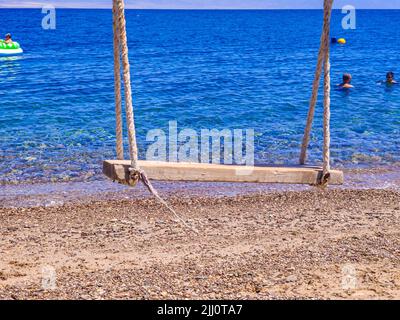 Cute Swing sul mare stupefacente in Ras Shitan, Dahab, Taba, Sinai, Egitto Foto Stock