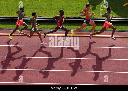 Una visione generale dei corridori durante i 5000m Heats uomini il giorno sette dei campionati mondiali di atletica a Hayward Field, University of Oregon negli Stati Uniti d'America. Data foto: Giovedì 21 luglio 2022. Foto Stock