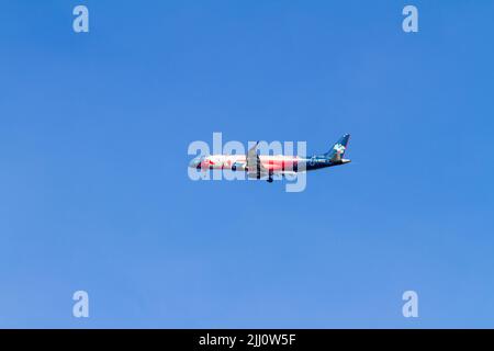 Aereo Blue Airlines nel cielo di Rio de Janeiro, Brasile - 05 giugno 2022 : aereo Blue Airlines che vola all'aeroporto Santos Dumont di Rio de Janeiro. Foto Stock