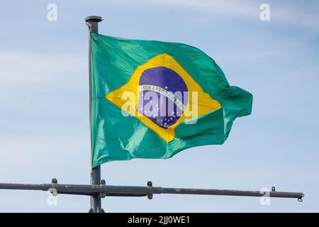 Bandiera brasiliana all'aperto a Rio de Janeiro. Foto Stock