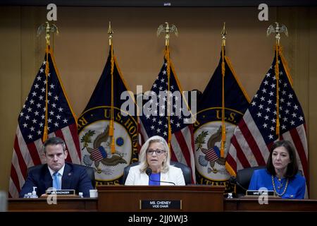 Washington, Stati Uniti. 21st luglio 2022. Il rappresentante Liz Cheney, un repubblicano del Wyoming, bottom center, parla durante un'audizione del comitato di selezione per indagare sull'attacco del 6th gennaio al Campidoglio degli Stati Uniti a Washington, DC giovedì 21 luglio 2022. Pool Photo by al Drago/UPI Credit: UPI/Alamy Live News Foto Stock