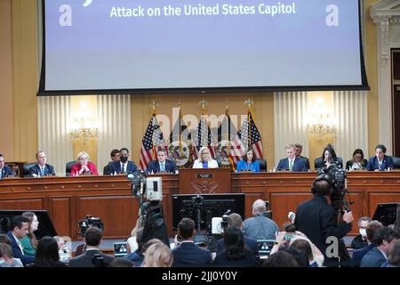 Washington, Stati Uniti. 21st luglio 2022. Il rappresentante Liz Cheney, un repubblicano del centro del Wyoming, parla durante un'audizione del comitato di selezione per indagare sull'attacco del 6th gennaio al Campidoglio degli Stati Uniti a Washington, DC, Stati Uniti, giovedì 21 luglio, 2022. I 187 minuti di inattività dell’ex Presidente Donald Trump, quando una folla armata attaccò il Campidoglio degli Stati Uniti, saranno al centro della seconda audizione in prima serata da parte della commissione parlamentare che indagherà l’insurrezione del 6 gennaio 2021. (Foto di al Drago/Pool/Sipa USA) Credit: Sipa USA/Alamy Live News Foto Stock