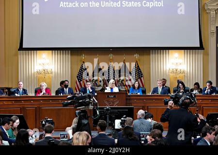 Washington, Stati Uniti. 21st luglio 2022. Il rappresentante Liz Cheney, un repubblicano del Wyoming, al centro, durante un'audizione del Comitato di selezione per indagare sull'attacco del 6th gennaio al Campidoglio degli Stati Uniti a Washington, DC, Stati Uniti, giovedì 21 luglio, 2022. I 187 minuti di inattività dell’ex presidente Donald Trump mentre una folla armata attaccava il Campidoglio degli Stati Uniti saranno al centro della seconda audizione in prima serata da parte della commissione parlamentare che indaga sull'insurrezione del 6 gennaio 2021. (Foto di al Drago/Pool/Sipa USA) Credit: Sipa USA/Alamy Live News Foto Stock