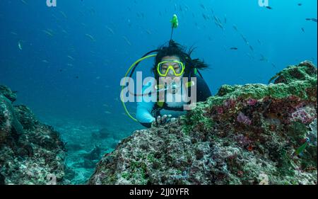 Donna subacquea al Mare delle Andamane / Thailandia Foto Stock