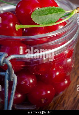 marmellata di ciliegia in un vaso da vicino Foto Stock