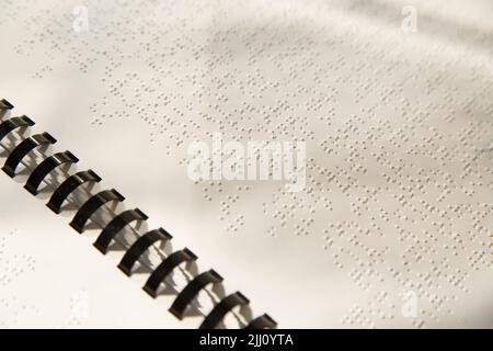 Pagina bianca del libro di lettura con braille Foto Stock