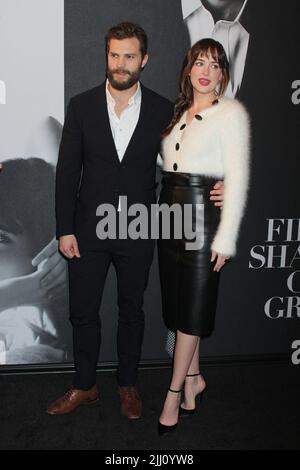 Jamie Dornan e Dakota Johnson partecipano alla proiezione 'Today Show' di Universal Pictures' 'Fifty Shades of Gray' al Teatro Ziegfeld di New York il 6 febbraio 2015. Photo Credit: Henry McGee/MediaPunch Foto Stock