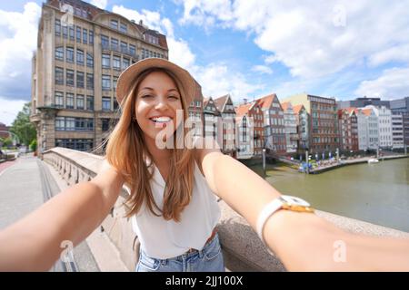 Ragazza viaggiante che prende autoritratto ad Amburgo, Germania Foto Stock