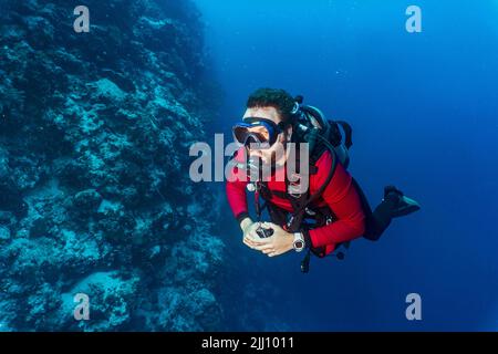 Tuffatori che esplorano la barriera corallina di Tubbataha nelle Filippine Foto Stock