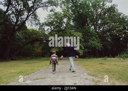 Capretto nella foresta con padre. Concetto di amore per la famiglia e la natura Foto Stock