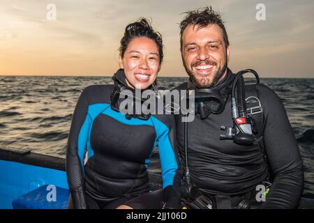 Coppia dopo un'immersione in barca alla barriera corallina di Tubbataha Foto Stock