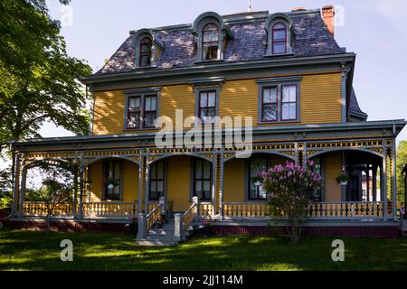 Casa storica Braconsfield - Charlottetown, Prince Edward Island, Canada - casa vittoriana in legno con patio Foto Stock