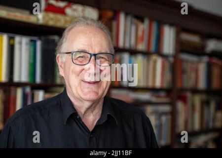 Berlino, Germania. 30th giugno 2022. Sten Nadolny, scrittore, si trova davanti a un'intervista nel suo appartamento. Nadolny non ha pietà per i personaggi che ha creato se stesso, l'autore ha detto al Deutsche Presse-Agentur a Berlino poco prima del suo 80th compleanno (29 luglio 2022). (Al dpa 'scrittore Sten Nadolny: Am merciless with my novel characters') Credit: Christophe Gateau/dpa/Alamy Live News Foto Stock