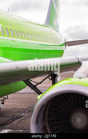Velivolo verde e dettaglio turbina su sfondo cielo nuvoloso, trasporto e vacanza concept.airbus S7 Airlines è il vettore bandiera e la più grande compagnia aerea Foto Stock