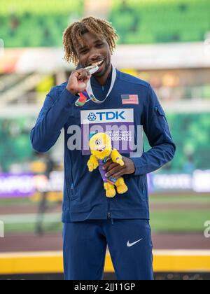 Eugene, Stati Uniti. 21st luglio 2022. Noah Lyles (USA) cerimonia della medaglia d'oro nella finale maschile del 200m il giorno sette al World Athletics Championships, Hayward Field, Eugene, Oregon USA, il 21st luglio 2022. Foto di Gary Mitchell/Alamy Live News Foto Stock