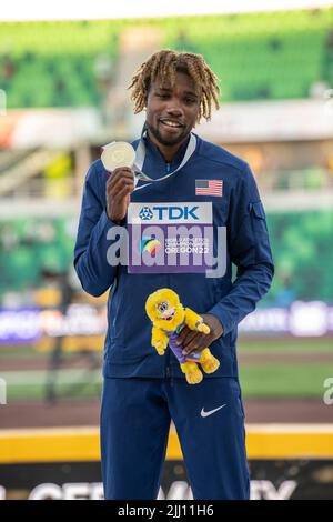 Eugene, Stati Uniti. 21st luglio 2022. Noah Lyles (USA) cerimonia della medaglia d'oro nella finale maschile del 200m il giorno sette al World Athletics Championships, Hayward Field, Eugene, Oregon USA, il 21st luglio 2022. Foto di Gary Mitchell/Alamy Live News Foto Stock