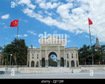 Ingresso principale dell'Università di Istanbul in Piazza Beyazit con bandiere turche. Piazza Beyazit, Fatih, Istanbul, Turchia - Luglio 13 2022. Foto Stock