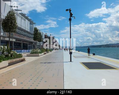 Galataport, il Bosforo sullo sfondo, il Museo moderno di Istanbul, il porto delle navi da crociera di Istanbul, le rive di Tophane. Karakoy, Istanbul, Turchia - Luglio 13 2022. Foto Stock