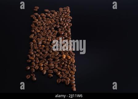 Chicchi di caffè disposti in forma di trapezio. Fondo caffè culinario con posto per testo, spazio di copia. Fuoco selettivo, tasto basso Foto Stock