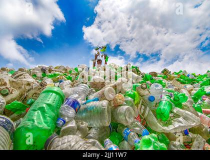 Lavoratori che selezionano a mano bottiglie di plastica in un impianto di riciclaggio, Bogura Bangladesh. Rifiuti di plastica, riutilizzo, industria verde, manodopera, pulizia, sostenibilità Foto Stock