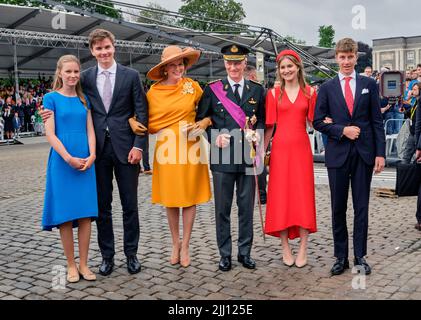 (L-R) la principessa belga Eleonore, il principe Gabriele, la principessa Elisabetta, la duchessa di Brabante e il principe Emmanuel, la regina Mathilde e il re Philippe partecipano ad una sfilata in occasione della Giornata nazionale belga, a Bruxelles (Belgio), il 21 luglio 2022. Foto di Olivier Polet Foto Stock