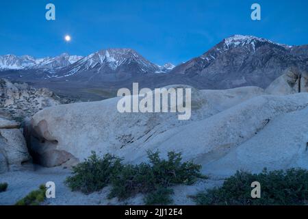 Luna che si è ambientata sul Monte Humphrey nella Sierra orientale vicino a Bishop, California Foto Stock