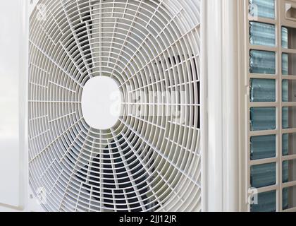 Aria condizionata unità esterna compressore installare all'esterno della casa, unità condensatore in impianti di climatizzazione centrali. Foto Stock