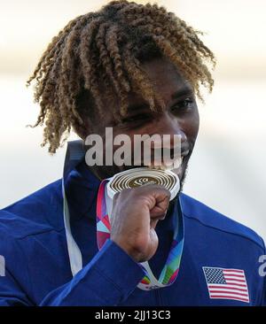 Eugene, Stati Uniti. 21st luglio 2022. La medaglia d'oro Noah Lyles degli Stati Uniti morde la sua medaglia d'oro durante la cerimonia di premiazione dei 200m uomini ai Campionati mondiali di atletica Oregon22 a Eugene, Oregon, Stati Uniti, 21 luglio 2022. Credit: Wang Ying/Xinhua/Alamy Live News Foto Stock