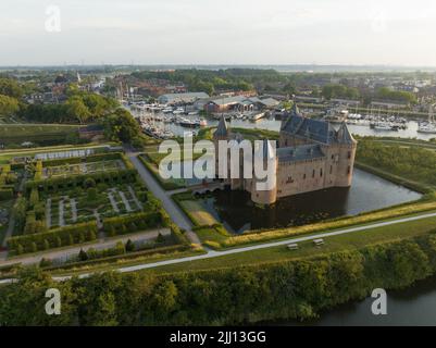 Muiderslot medievale roccaforte castello restaurato patrimonio culturale monumento per scopi turistici museo. Vista aerea dall'alto. Olandese Paesi Bassi Foto Stock