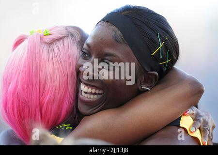 Eugene, Stati Uniti. 21st luglio 2022. Shericka Jackson (R) della Giamaica abbraccia il suo connazionale Shelly-Ann Fraser-Pryce dopo la finale femminile del 200m al World Athletics Championships Oregon22 a Eugene, Oregon, Stati Uniti, 21 luglio 2022. Credit: Wang Ying/Xinhua/Alamy Live News Foto Stock