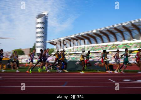 Eugene, Stati Uniti. 21st luglio 2022. I corridori si sfidano durante il caldo maschile del 5000m al World Athletics Championships Oregon22 a Eugene, Oregon, Stati Uniti, 21 luglio 2022. Credit: Wang Ying/Xinhua/Alamy Live News Foto Stock