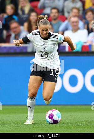 Londra, Inghilterra, 21st luglio 2022. Klara Buhl di Germania durante la partita UEFA Women's European Championship 2022 al Brentford Community Stadium di Londra. Il credito d'immagine dovrebbe essere: David Klein / Sportimage Foto Stock