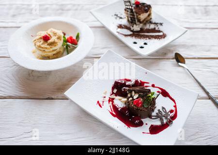 Presentazione di deliziosi dessert al ristorante Foto Stock