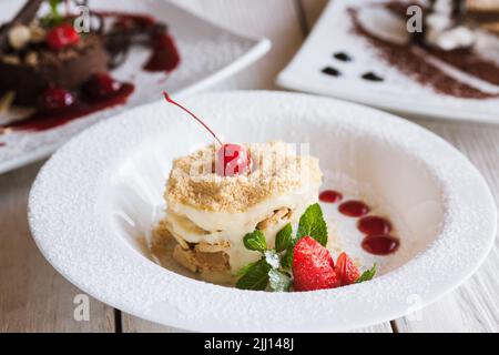 Presentazione di deliziosi dessert al ristorante Foto Stock