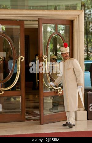 Porta uomo aprire la porta d'ingresso in Hotel, Mumbai, India Foto Stock