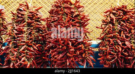 Una bella foto di alcune pile di peperoni rossi secchi in una boutique da una fiera Foto Stock
