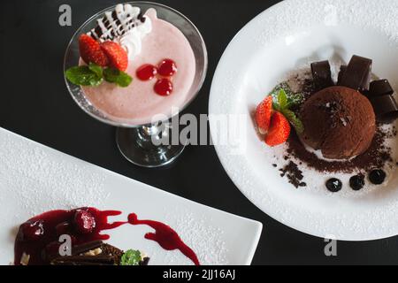 Presentazione di deliziosi dessert al ristorante Foto Stock