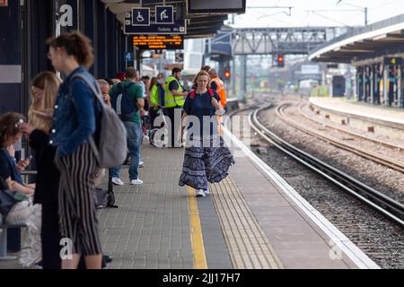 Stazione ferroviaria internazionale di Ashford, Kent, Inghilterra, Regno Unito. Alcune parti del paese non avranno alcun servizio ferroviario durante il prossimo sciopero di migliaia di lavoratori ferroviari, i passeggeri vengono avvertiti. I membri del sindacato ferroviario, marittimo e dei trasporti presso le compagnie ferroviarie di tutta l'Inghilterra e Network Rail, si disarranno per 24 ore mercoledì 27 luglio, nell'amara fila di salari, posti di lavoro e condizioni. Lo sciopero interesserà i passeggeri che viaggiano per vacanze o che partecipano ad eventi come la semifinale femminile Euro 2022 a Milton Keynes il 27 luglio, e la cerimonia di apertura dei Giochi del Commonwealth a Bir Foto Stock