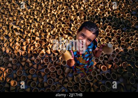 Ceramiche che filano l'argilla a mano nel Bangladesh rurale, mostrando la vita del villaggio, i toni della terra, la produzione tradizionale di ceramiche, artigianato artigianale, cultura locale Foto Stock