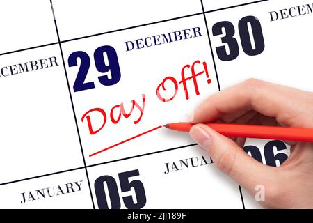 29th dicembre. Scrivere a mano il testo GIORNO OFF e disegnare una linea sulla data di calendario 29 dicembre. Concetto di pianificazione delle vacanze. Mese invernale, giorno della y Foto Stock