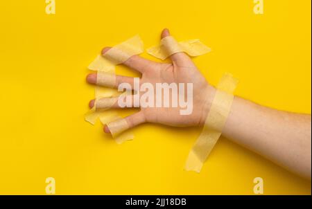 Mano con nastro adesivo Foto Stock
