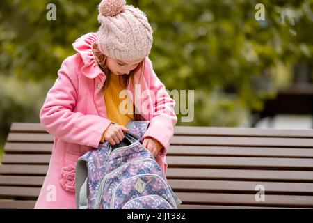 Scuola ragazza con zaino Foto Stock